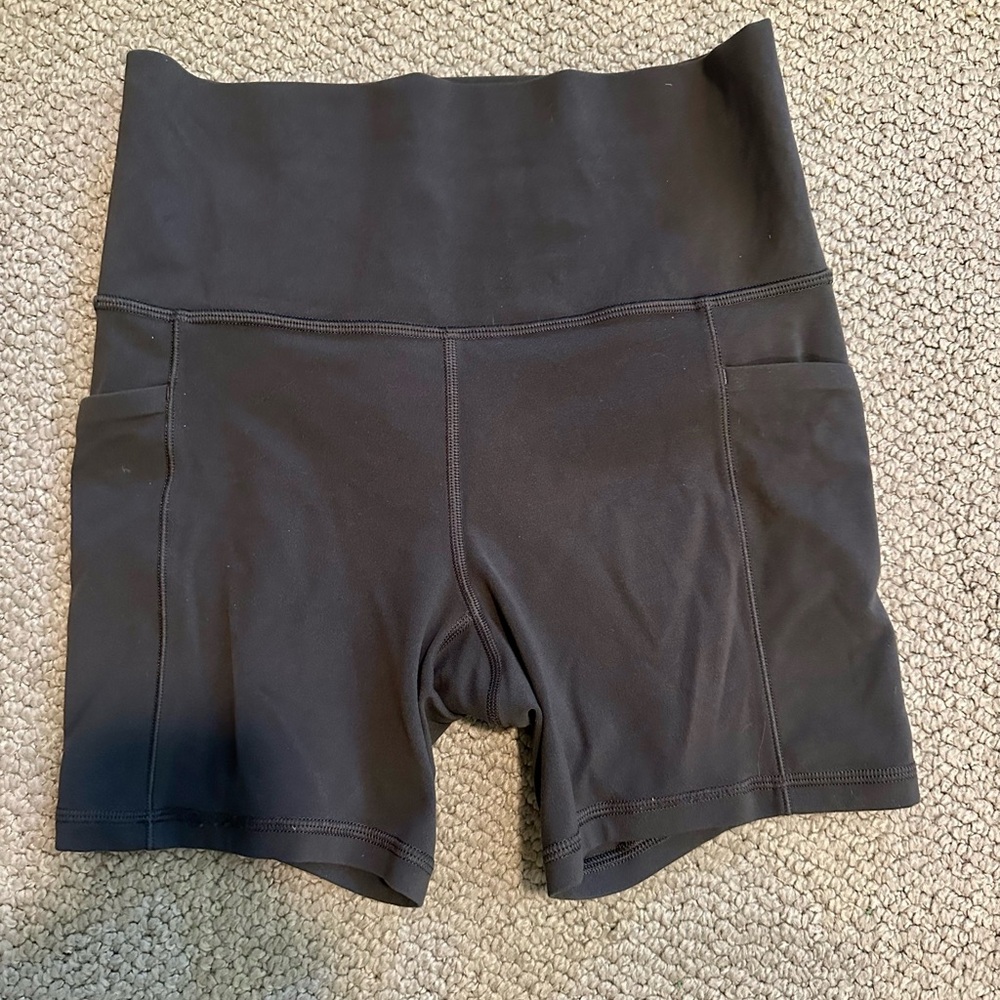 Athleta Salutation Stash 5” Short